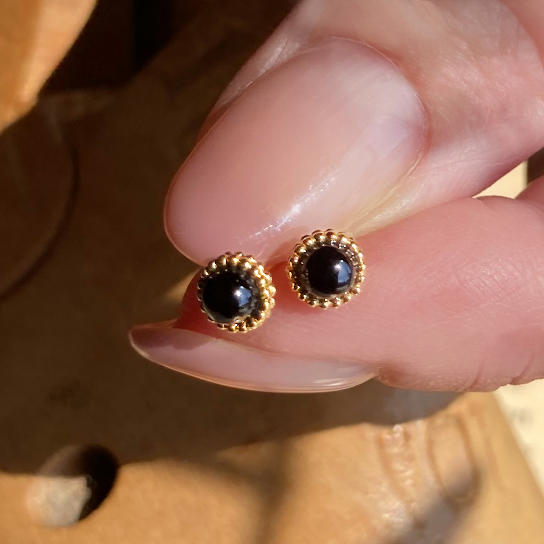オニキスピアス